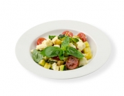 Mozzarella-Salat mit Pistazien und Zucchini