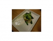 Geflämmtes Lachstatar auf Gurken-Zucchini-Salat