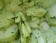 Gurkensalat mit Rahm und Kartoffeln