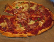 Pizza mit Pancetta und Brie