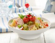 Rollini-Salat mit Paradeisern und geräucherter Forelle