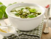 Kalte Buttermilch-Basilikum-Suppe mit Camembert und Kräuterbröseln