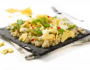 Quinoa-Avocado-Salat mit Nachos und Feta