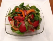 Vogerlsalat mit Tomaten und Paprika
