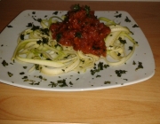 Zucchini-Spaghetti mit Tomatensauce