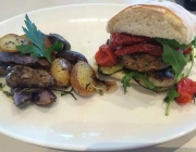 Ciabatta Burger mit mediterranem Gemüse und Rosmarinkartoffeln