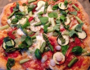 Grüne Veggie-Pizza mit Spargel