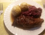Gänsebrust mit Rotkraut, Knödeln und Kastanien