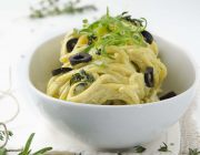 Spaghetti mit Curry, Oliven und Kräutern