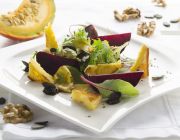Herbstsalat mit Rüben, Kürbiskernpesto und Maisbrot