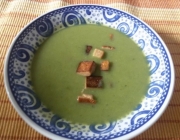 Kokos-Brokkoli-Suppe mit gebratenem Tofu