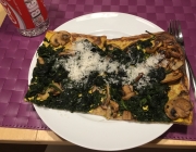 Pizza mit Pilzen und Spinat