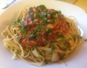 Spaghetti mit Thunfisch-Oliven-Kapernsauce