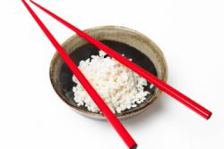 Asiatische Reisschüssel mit Stäbchen