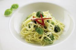 Brokkoli-Spaghetti mit Gorgonzola-Basilikum-Sauce 