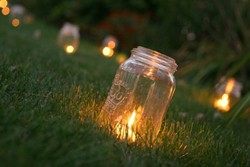 Dekotipp: Stimmungsvolles Kerzenlicht für die Gartenparty