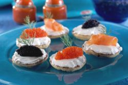 Raffinierte Miniblinis mit Kaviar