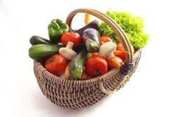 Ein Korb voller gesundem Gemüse