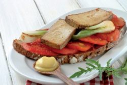 Tomaten-Brote mit Dijon-Tofu