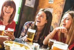 Bierverband Frauen kommen auf den Biergeschmack