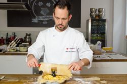 Pie mit dem Teig bedecken