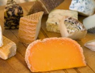 Ein Streifzug durch die Käse-Spezialitäten der Urlaubsländer
