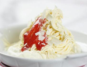 Eisspaghetti mit Erdbeer-Bolognese