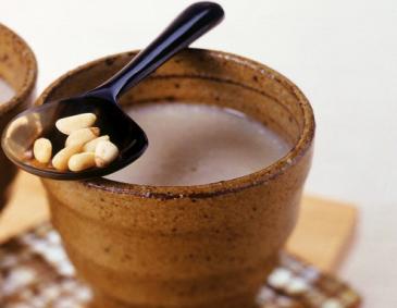 Erdnuss-Pinien-Suppe