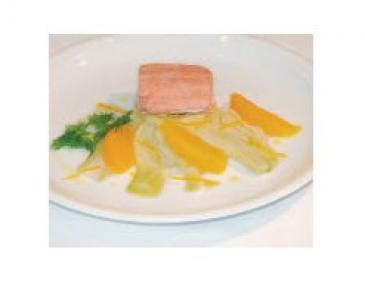 Fenchel-Orangen-Salat mit gedämpftem Lachs und Safransauce
