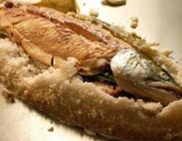 Fisch Garen unter der Salzkruste