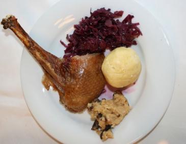 Gegrillte Gans mit Semmelfüllung