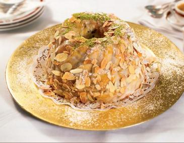 Gugelhupf mit schwarzen Nüssen