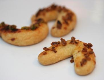 Käsekipferl mit Röstzwiebeln