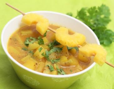 Kartoffelsuppe auf karibische Art mit frischer Ananas und Koriandergrün