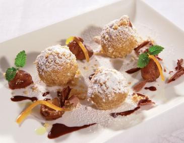 Maroniknödel mit Schokoladesauce