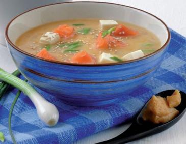 Miso-Suppe mit Tofu und Lachs