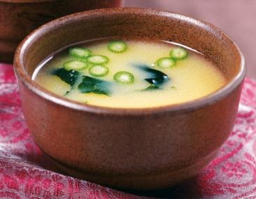 Miso-Suppe mit Tofu und Wakame