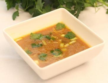 Misosuppe mit Gemüse und Wakamealgen