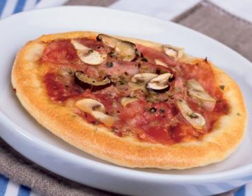 Pizza al prosciutto e funghi (Pizza mit Schinken und Pilzen)