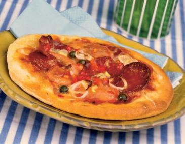 Pizza con salsiccia piccante (Pizza mit pikantem Würstchen)
