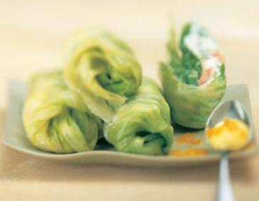 Salatröllchen mit Gemüse- Gervais- Fülle und Currysauce