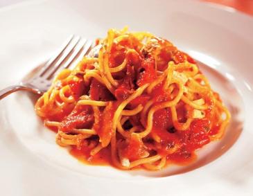 Spaghetti mit Sardellen und getrockneten Tomaten