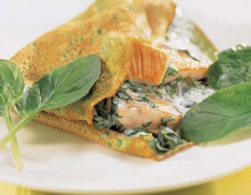 Spinatpalatschinken mit Lachs