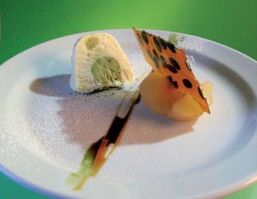 Vanille-Kürbisparfait mit eingelegter Williamsbirne und Kürbiskernkrokant