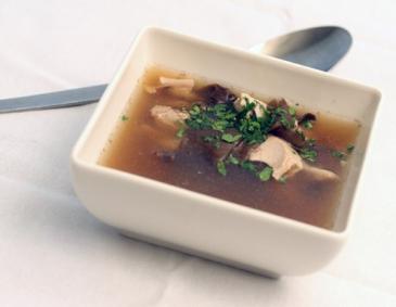 Wachtelconsommé mit Mu Err Pilzen
