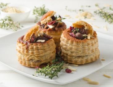 Blätterteig-Pastete gefüllt mit Entenragout, Mandeln und Cranberries