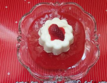 Buttermilch-Savarin mit Erdbeersauce