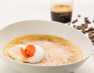 Crème brûlée mit weißem Kaffee-Eis