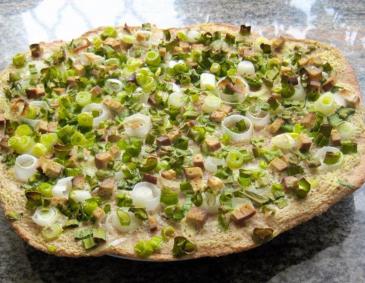 Flammkuchen mit Jungzwiebeln und Tofu