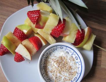 Fruchtspieße mit Joghurt-Amaranth Dip
